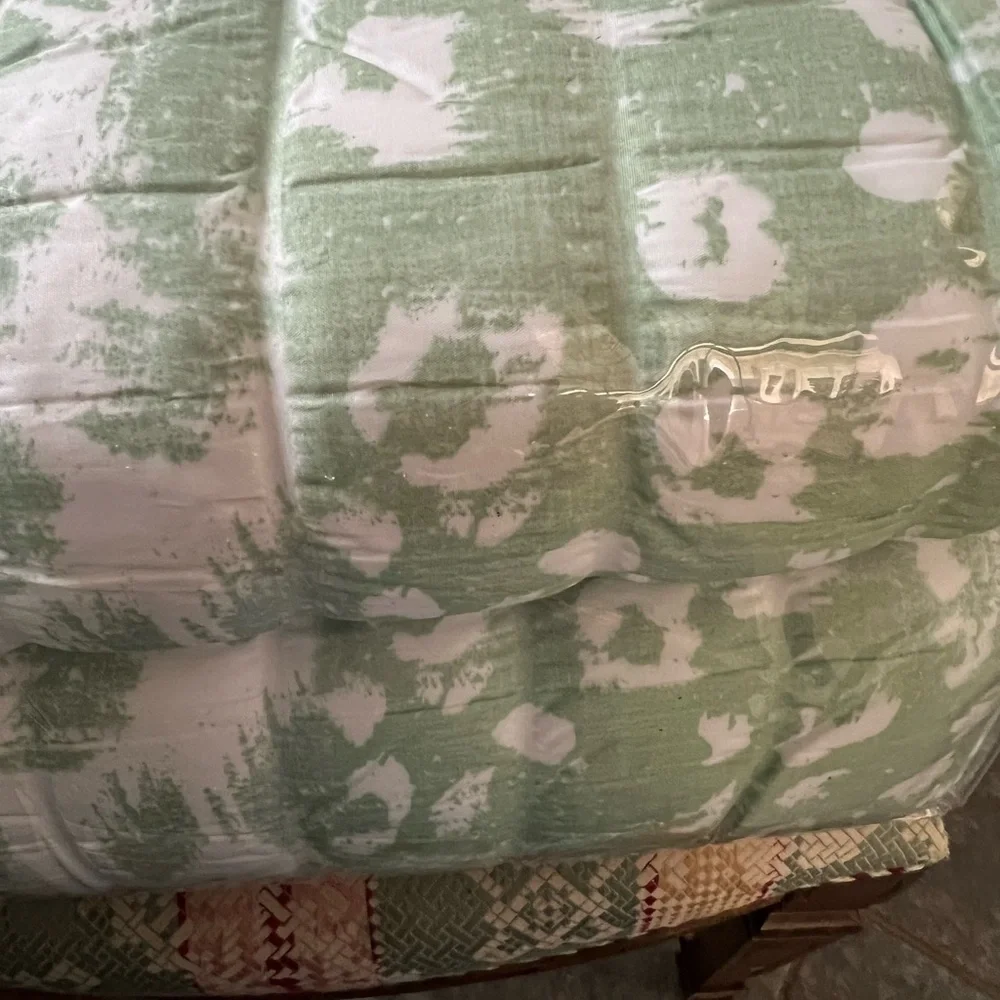 King Size Comforter, 2 king size pillow shams, green and white, new in bag